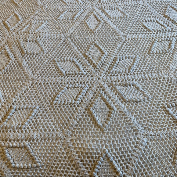 Vintage Crocheted Cream Colored Bedspread Blanket Lace Full or Queen - Picture 13 of 15